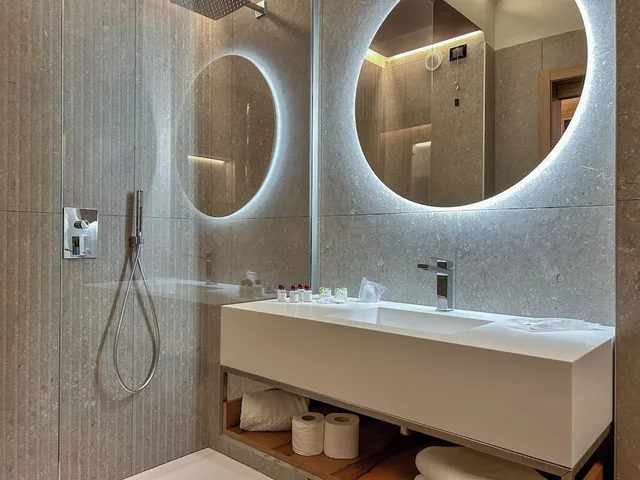 غرفة تنفيذية ثلاثية بسرير مزدوج وسرير فردي بشرفة، Alevic Hotel Sirmione 7/7