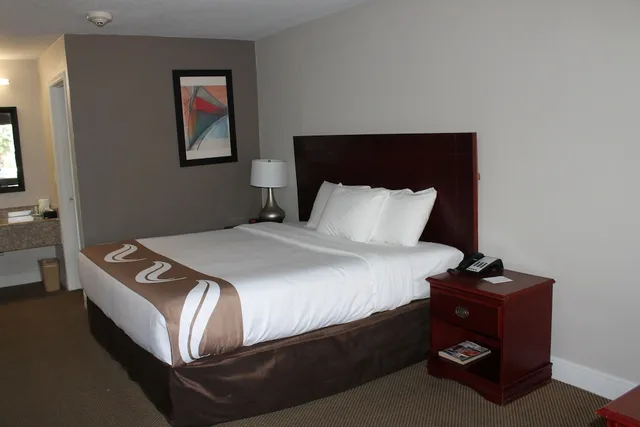 غرفة قياسية بسرير كينج مع أريكة، Quality Inn and Suites Port Arthur Nederland 3/5