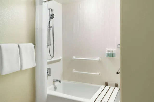 غرفة بسرير كينج لذوي الإعاقة، Courtyard By Marriott Miami Airport West Doral 3/3