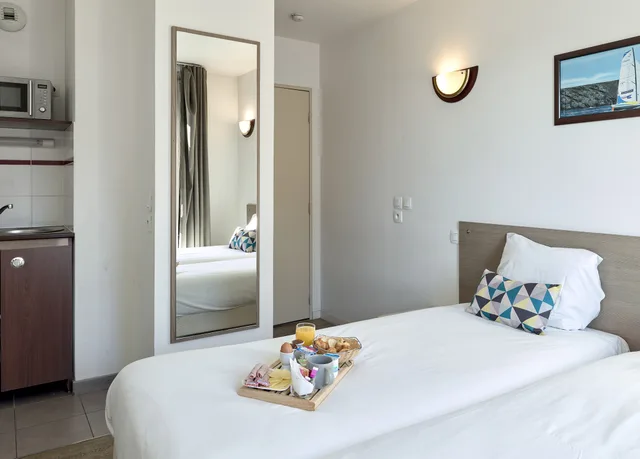غرفة بسرير كوين مع أريكة، Comfort Aparthotel Versailles St Cyr l Ecole 2/10