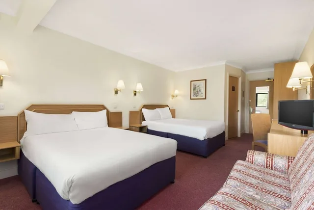 Room, 2 Double Beds, Days Inn by Wyndham Watford Gap 2/5
