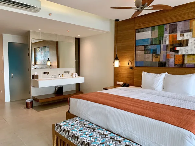 جناح جونيور بسرير كينج بإطلالة على البحر بحوض استحمام، Azura Beach Resort - Adults Only 1/6