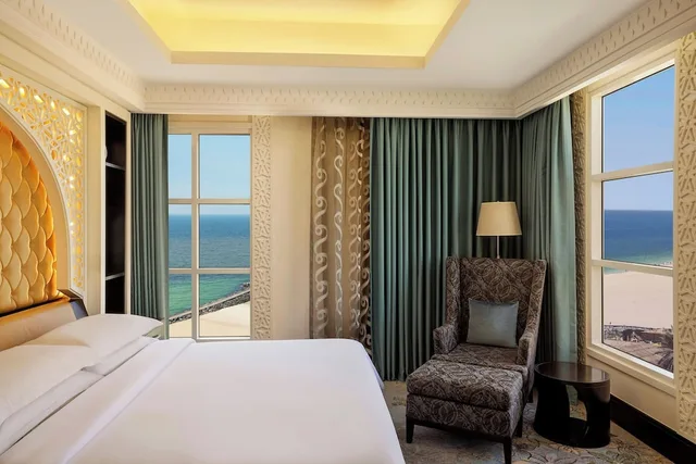 غرفة سوبيريور بسريرين مزدوجين بإطلالة على البحر، Sheraton Sharjah Beach Resort Spa 3/10