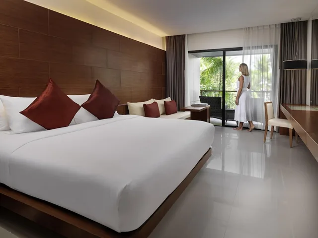 غرفة سوبيريور بسرير كينج بإطلالة على المسبح بشرفة، Novotel Phuket Kata Avista Resort And Spa 3/10
