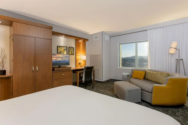 غرفة بسرير كينج بإطلالة على الجبل، Courtyard by Marriott Asheville Airport 2/7
