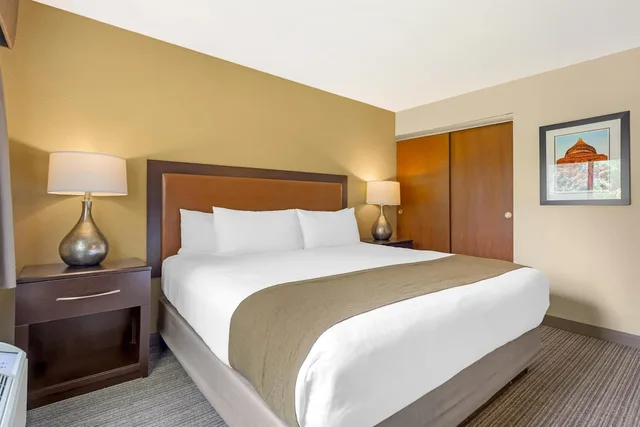 Suite, King Bed, Golf Course View, Living Area, Balcony، Best Western Plus Plaza by the Green 1/6