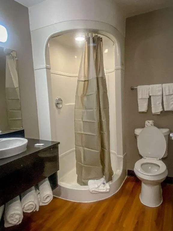 غرفة بسرير كينج، Motel6 Wichita, KS 2/2