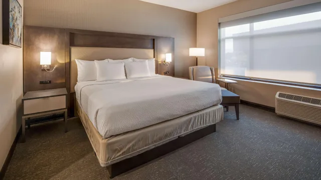 جناح بسرير كينج لذوي الإعاقة، Best Western Plus Executive Residency Rigby's Water World Hotel 1/4