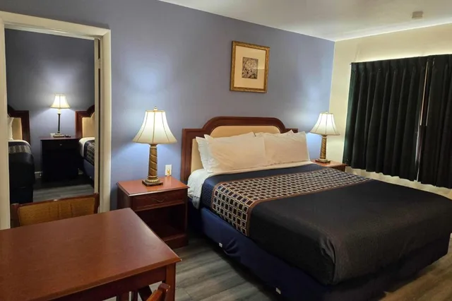 Suite, 1 King and 2 Queen Beds, Rodeway Inn & Suites Blythe I-10, CA 1/5