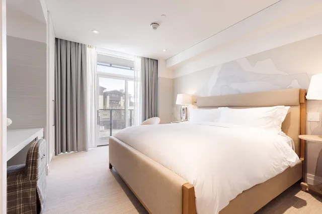 Gold, 3 King Beds، Goldener Hirsch, Auberge Resorts Collection 2/10
