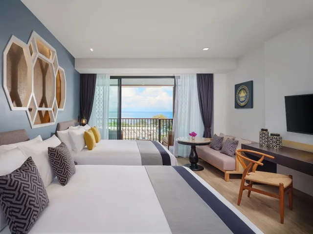 غرفة بريميير عائلية بسرير كينج وسرير كوين بإطلالة على البحر بشرفة، Avista Grande Phuket Karon MGallery 4/10
