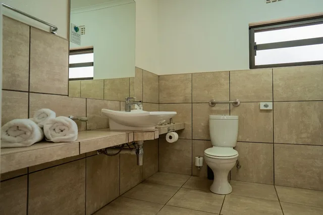 Deluxe, King Bed, Tshukudu Game Lodge 2/2