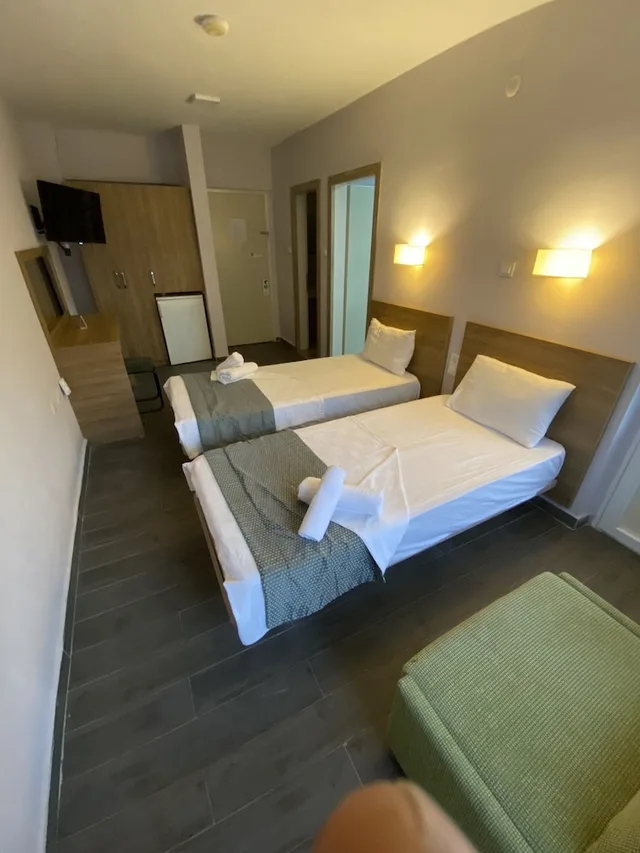 1 Bedroom, Family Suite, 1 Queen and 4 Single Beds, Murphy Bed، Baskent Hotel 2/10