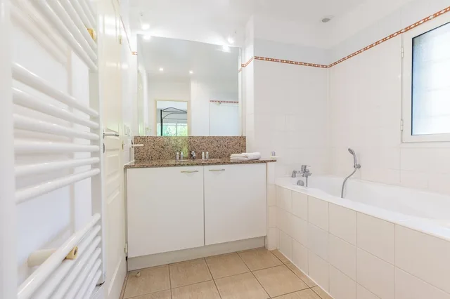 4 Rooms, Villa, 2 Queen and Twin Beds, Sofa، Villas Eurogroup La Prade 8/8