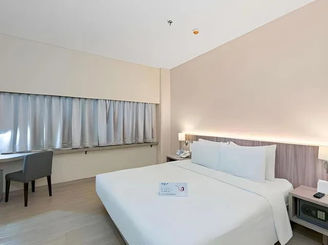 Premier, Queen Bed, Grand Whiz Megamas Manado 2/4