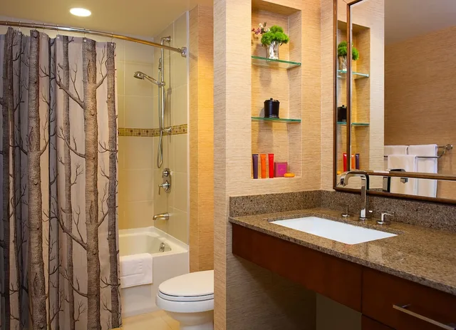 جناح بسرير كينج بإطلالة على النهر بغرفة نوم واحدة مع أريكة، RiverPlace, a Kimpton Hotel 4/5