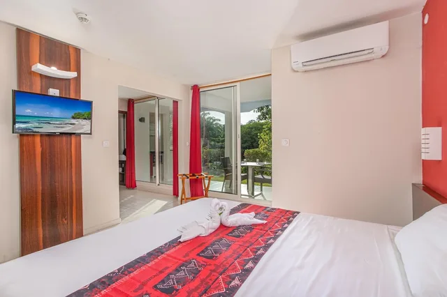 غرفة بريميوم بسرير كينج بغرفة نوم واحدة مع أريكة بمطبخ صغير، Karibea Resort Sainte Luce Residence Caribia 1/3