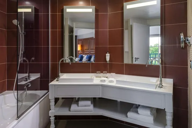 1 Bedroom, Suite, King Bed, Eiffel View, Terrace، Renaissance Paris Hippodrome de St. Cloud Hotel 7/7