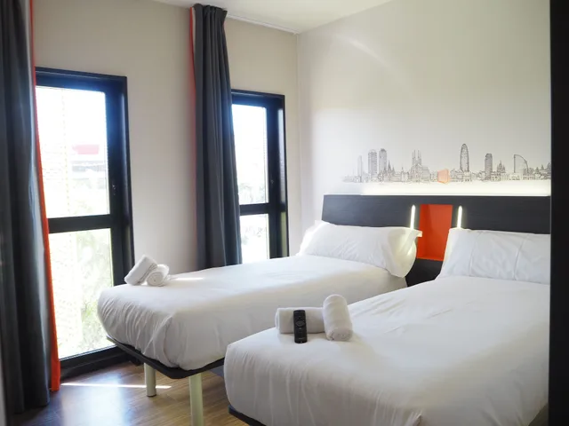 غرفة قياسية بسريرين منفصلين لذوي الإعاقة، easyHotel Barcelona Fira 2/10