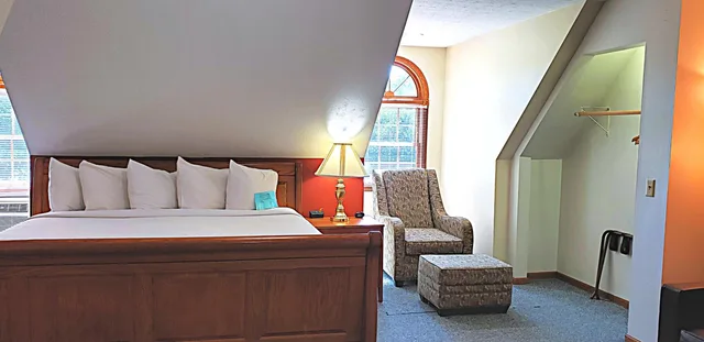 Carriage House, King Bed, Sofa، Berlin Heritage Inn 1/10