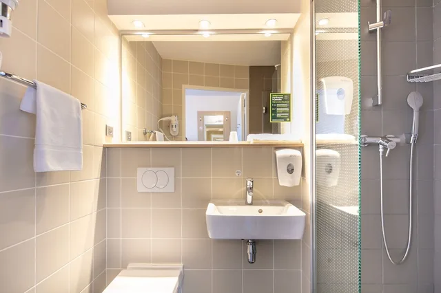 غرفة ثلاثية بثلاثة أسرّة، B&B HOTEL Lyon Aeroport Saint Quentin Fallavier 5/5