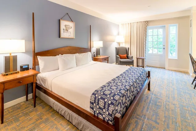 غرفة ديلوكس بسرير كينج، Williamsburg Lodge 1/6
