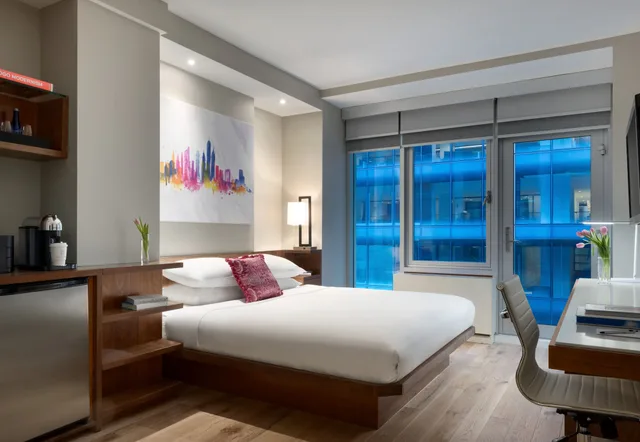 Metro, Deluxe, King Bed، The Gotham Hotel 1/2