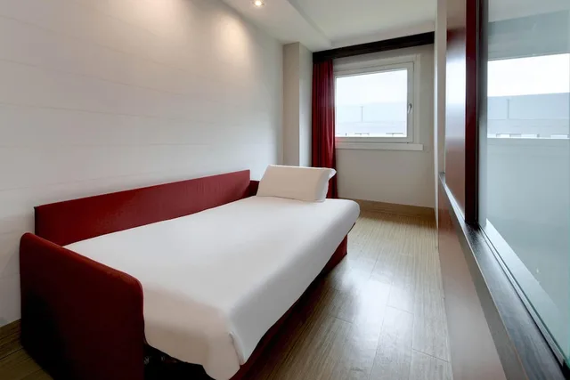 غرفة قياسية رباعية بسرير مزدوج وسريرين منفصلين، B&B Hotel Trento 2/9