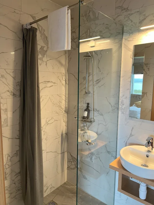 غرفة قياسية مفردة بسرير فردي بحمام خاص، Hotel Natur - Leifshus 1/2