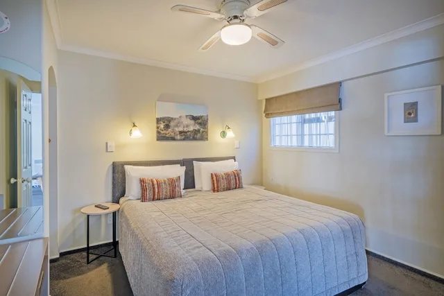 جناح عائلي بسرير كينج وسريرين منفصلين بغرفتي نوم مع أريكة بمسبح خاص، Silver Fern Accommodation And Spa 2/4