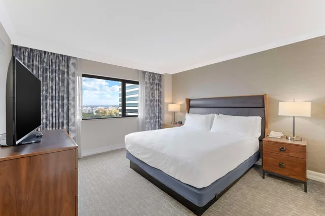جناح بسرير كينج بغرفتين مع أريكة، Embassy Suites by Hilton Anaheim Orange 2/6
