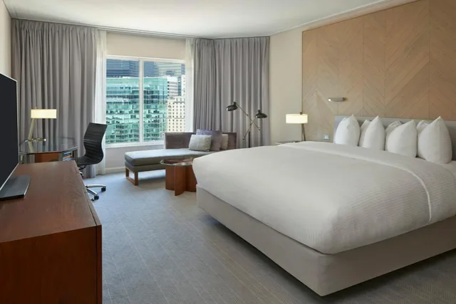 Upgrade, Classic, Queen Bed، INTERCONTINENTAL TORONTO CENTRE 1/4