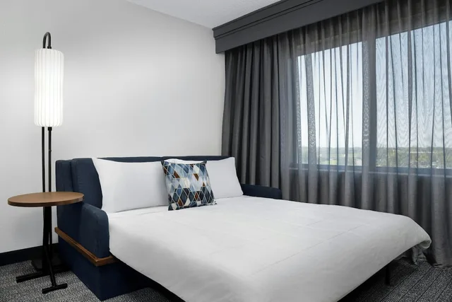 غرفة بسرير كينج لذوي الإعاقة، Courtyard By Marriott Lakeland 2/5