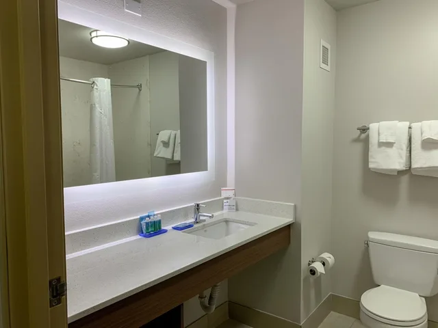 جناح بسرير كوين مع أريكة، Holiday Inn Express & Suites Lexington Dtwn Area-Keenland 8/9