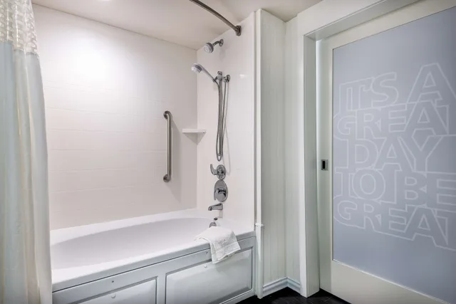 جناح بسرير كينج بحوض جاكوزي، Hampton Inn & Suites Florence Center 5/6
