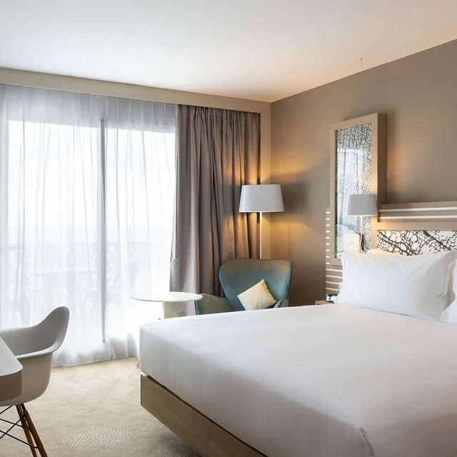 غرفة بسرير كينج بشرفة بإطلالة جزئية على البحر، Hilton Garden Inn Le Havre Centre 1/5