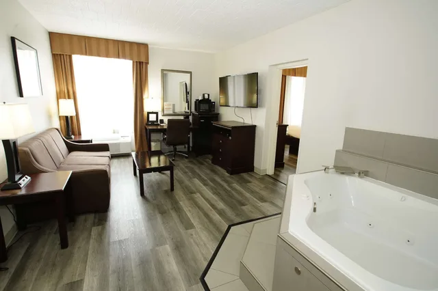 Room, Single, King Bed, Jetted Tub, Best Western Paramus Hotel & Suites 5/5