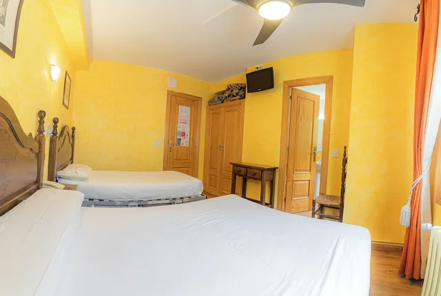 غرفة عائلية بسرير مزدوج مع أريكة، Hostal Rio Ara Bellosta 5/8