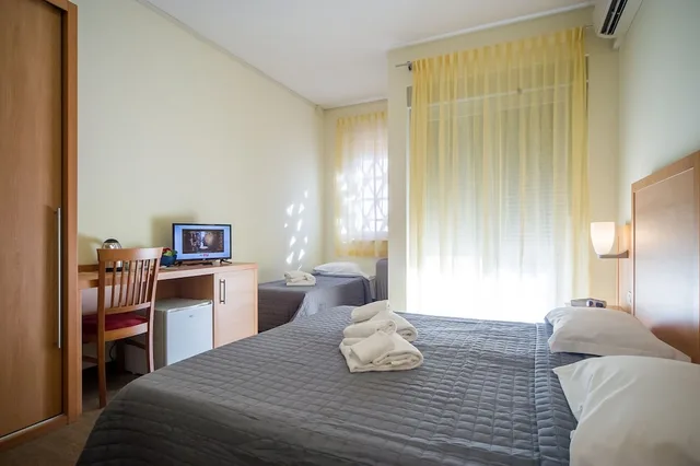 Room, Triple, 1 Queen and 1 Single Bed, Hotel Foresteria Volterra 2/3