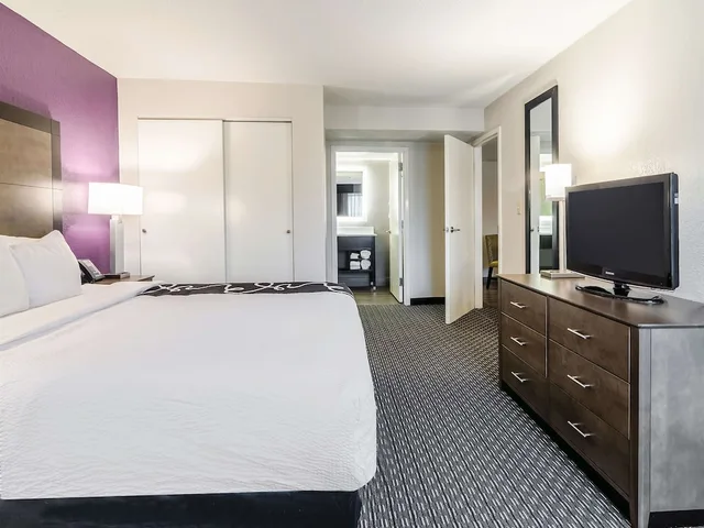 غرفة ديلوكس بسرير كينج، La Quinta Inn & Suites by Wyndham Myrtle Beach - N Kings Hwy 2/4