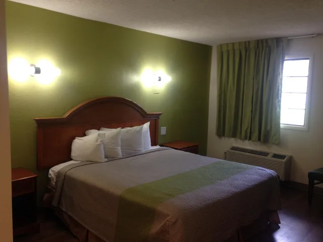 غرفة بسرير كينج، Red Carpet Inn New Brunswick 4/5
