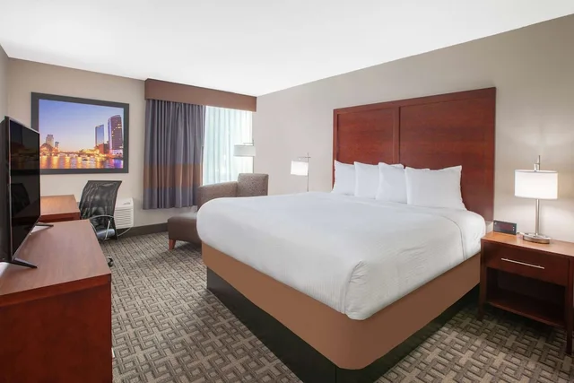 غرفة بسرير كينج لذوي الإعاقة، Baymont by Wyndham Grand Rapids Near Downtown 1/2