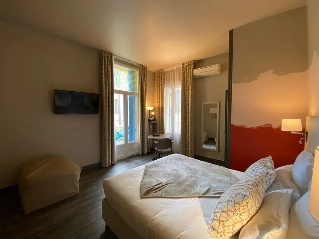 غرفة سوبيريور بسرير كوين وسرير فردي بشرفة، Majestic Hotel 3/10
