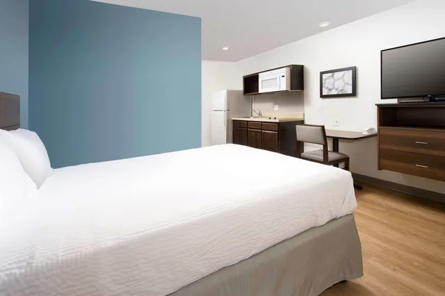 Room, Queen Bed, Accessible, WoodSpring Suites Toledo Maumee 2/4