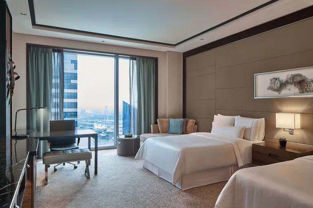 Guest Room, 2 Double Beds, Middle Floor، The Westin Singapore 3/7