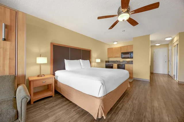 غرفة قياسية بسرير كينج وسرير كوين بمطبخ صغير، Best Western Plus Ocean View Resort 5/10