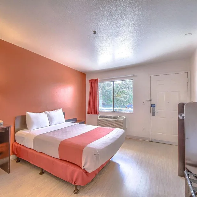 غرفة بسرير كوين، Motel6 San Antonio, TX - Six Flags Fiesta TX/La Cantera Area 4/10