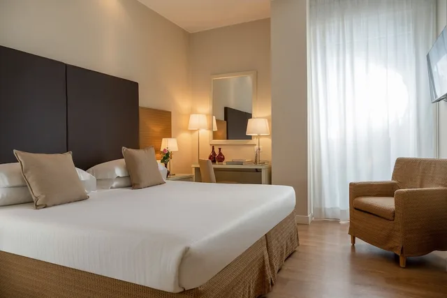 غرفة ديلوكس بسريرين منفصلين، National Hotel 1/7