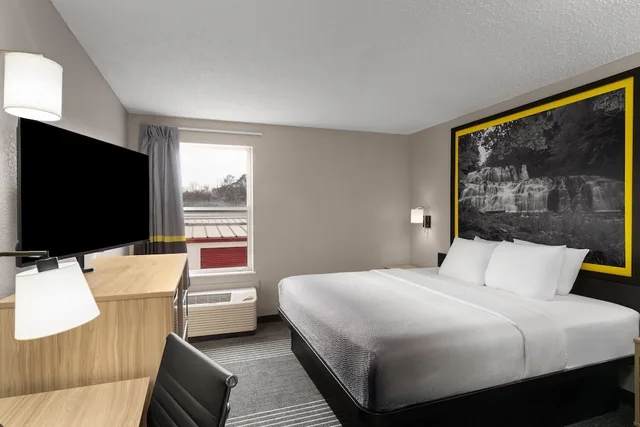 غرفة بسرير كينج لذوي الإعاقة، Super 8 by Wyndham Chattanooga East/Hamilton Place 4/7