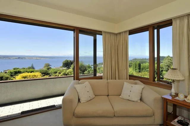 جناح تنفيذي بإطلالة على البحيرة، LAKE TAUPO LODGE 1/2